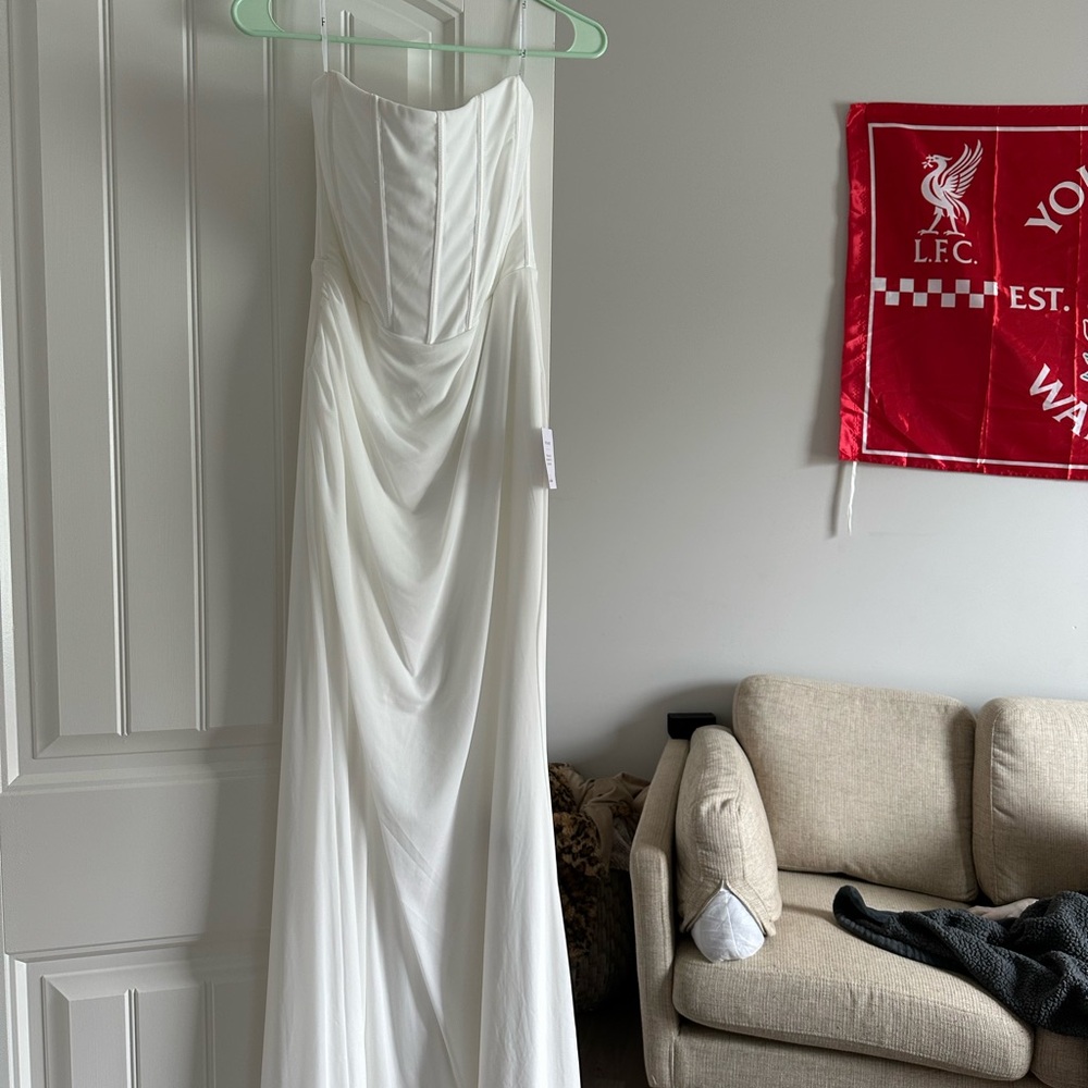 Lulu’s white strapless bustier gown